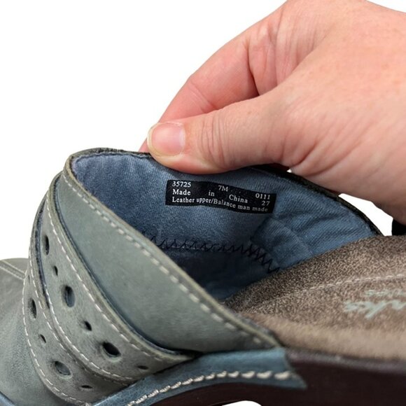 Clarks women's shoes 7 blue leather slip on 2.5" block heel round toe - Picture 9 of 9